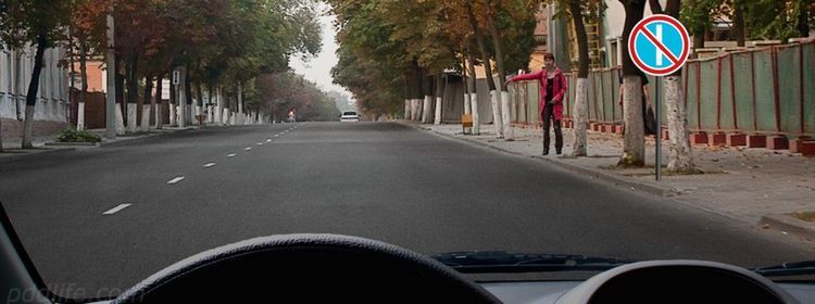 Парковка под знаком: можно ли по ПДД остановиться и взять пассажира — ошибаются 74%