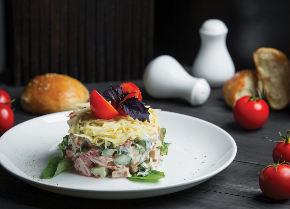 Самый новогодний салат: 6 слоёв вместо оливье — никакой долгой готовки, нужно всего 40 минут