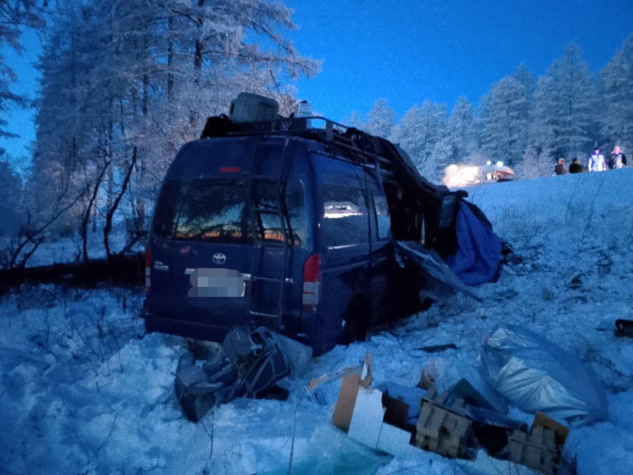 На трассе «Вилюй» микроавтобус врезался в дерево: пострадали взрослые и дети