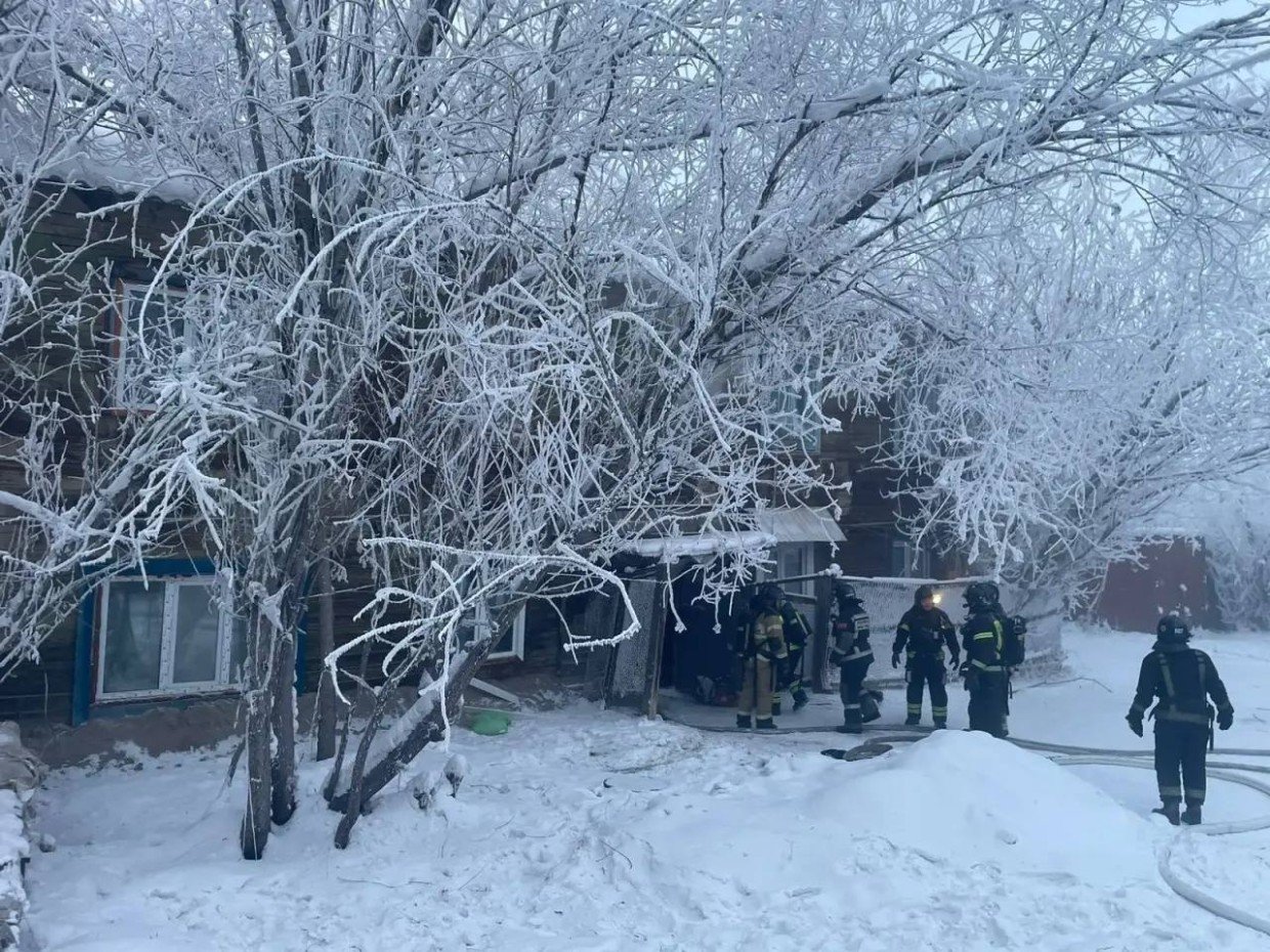 В Якутске произошел пожар в двухэтажном жилом доме. 9 человек эвакуировано