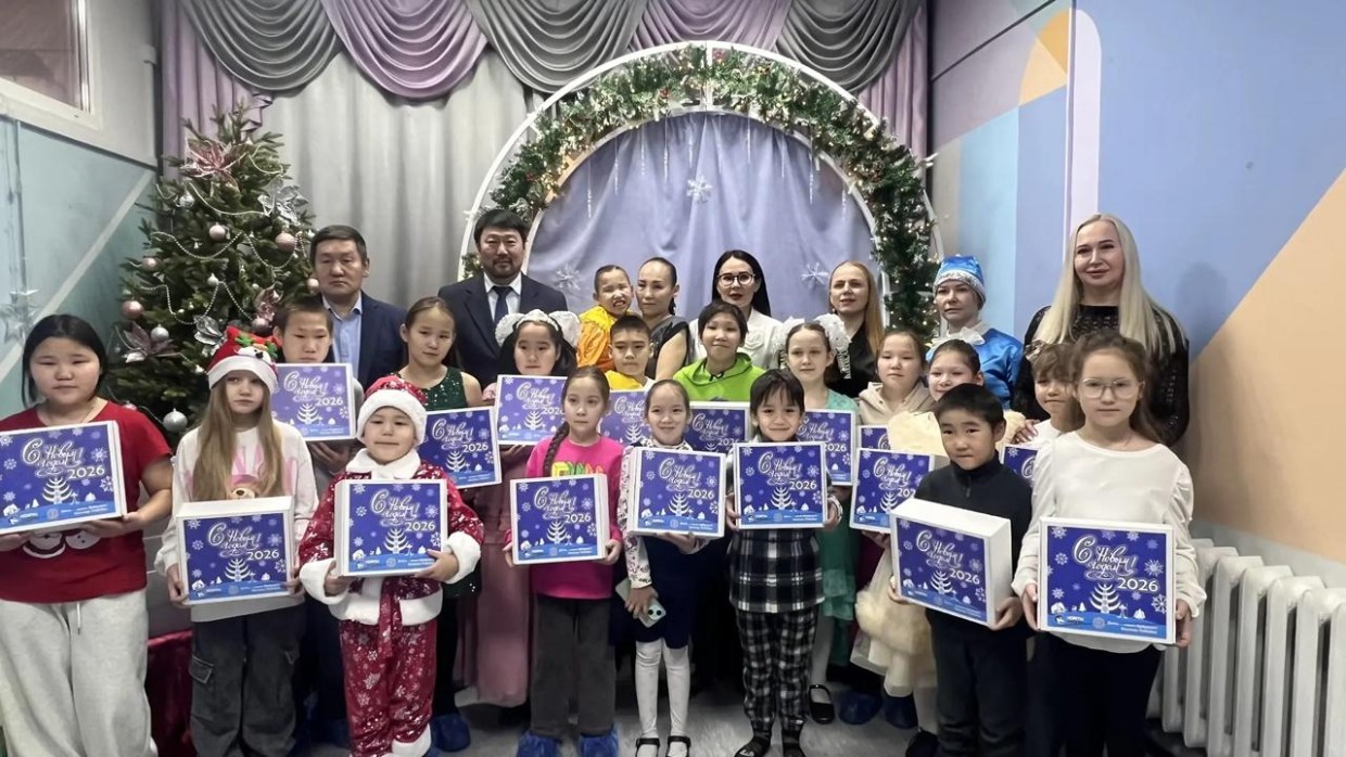 Дети из «Светлячка» получили подарки от Виктора Лебедева