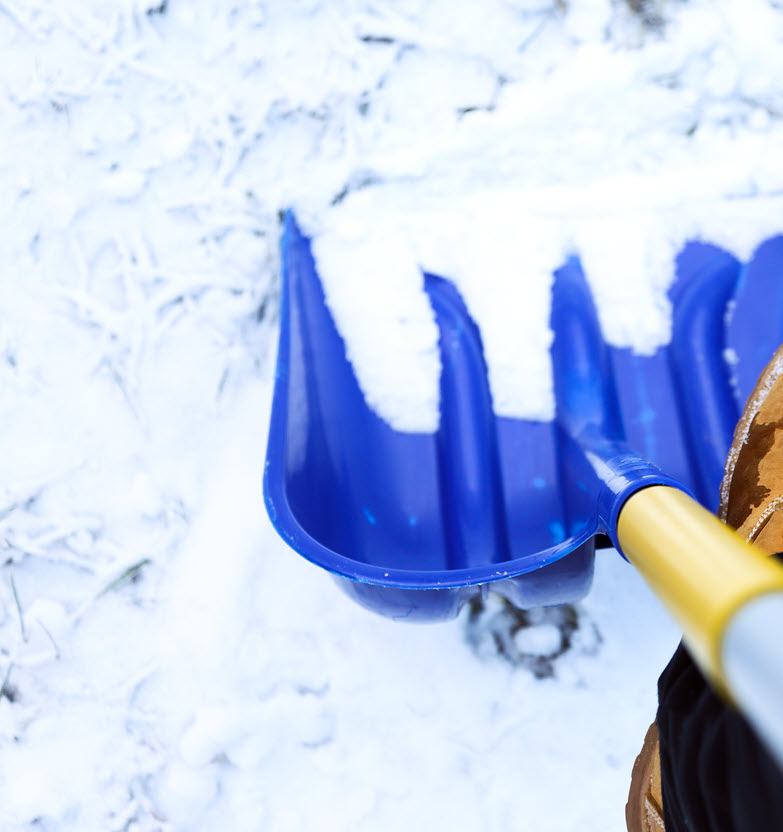 Жители Якутии собрали дворнику, оставшемуся без зарплаты, более 20 тысяч рублей