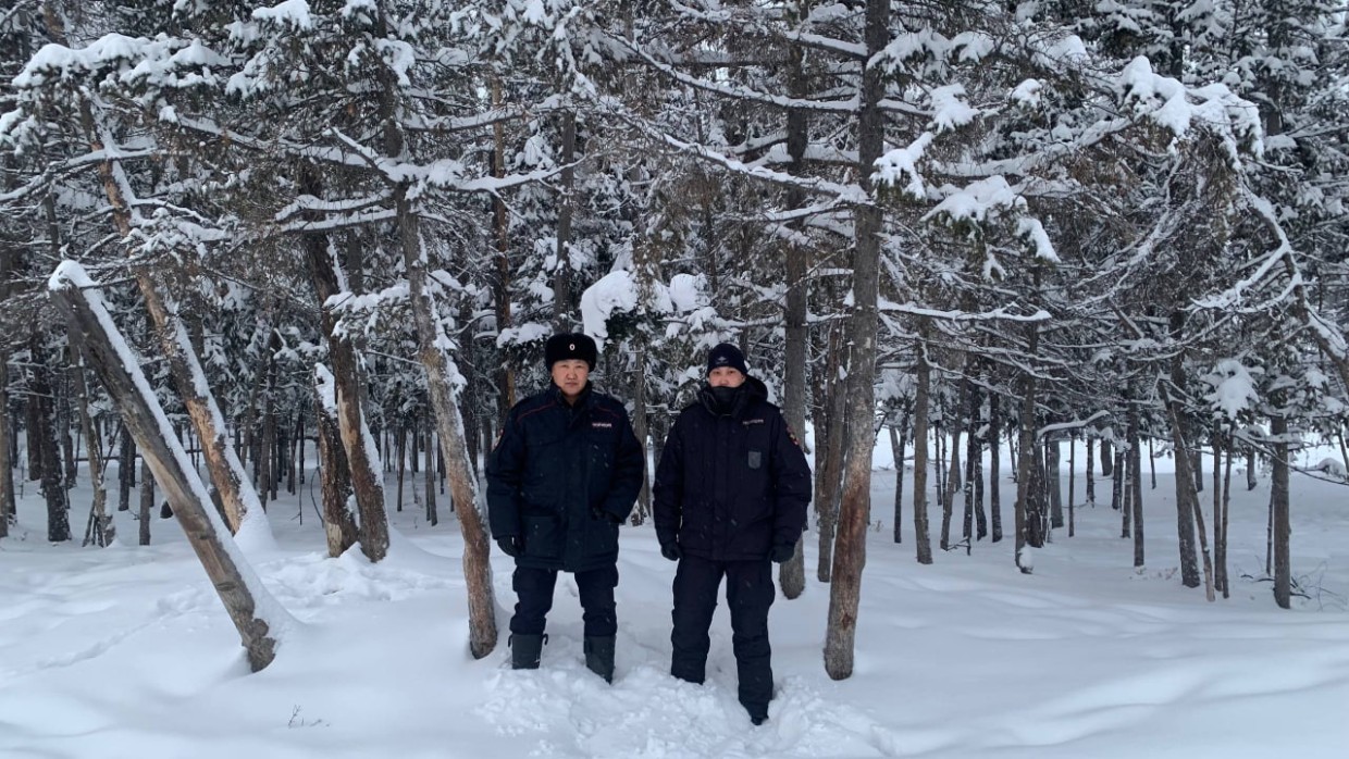 В Якутии полицейские оказали помощь заблудившейся в лесу семье