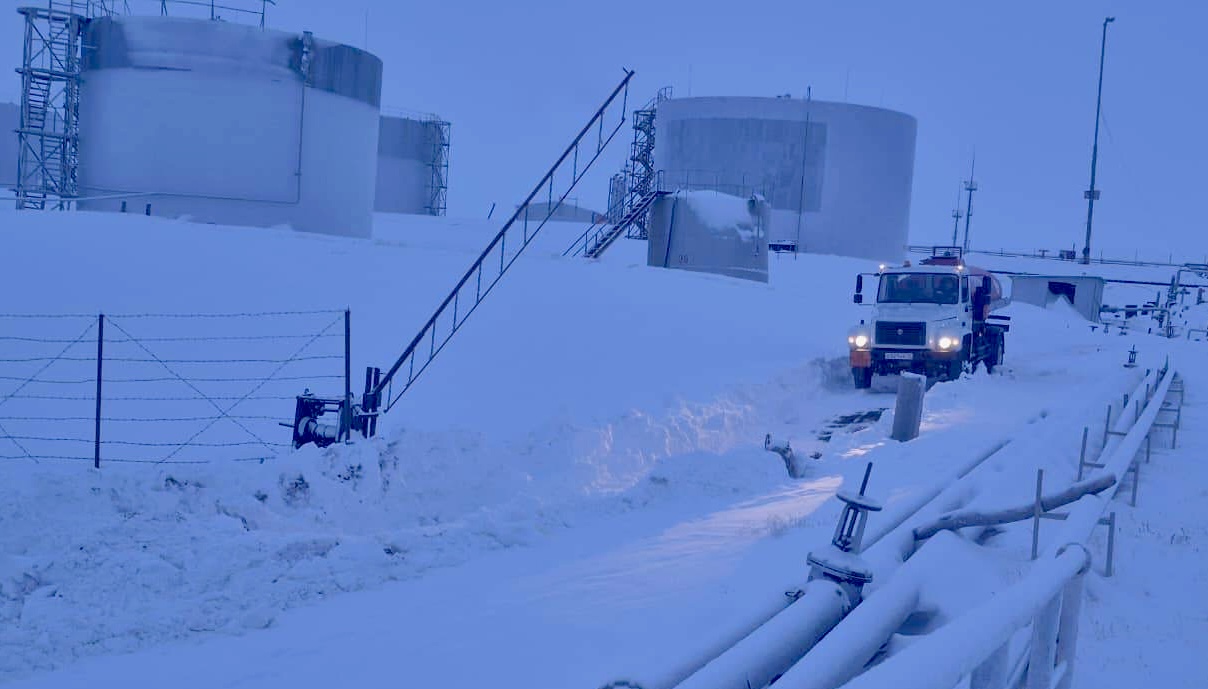 В поселке Тикси принимаются оперативные меры по ликвидации последствий разлива топлива на нефтебазе