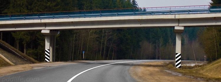 Если что-то выделено полосами — с этим лучше не встречаться слишком близко.: на этом вопросе экзамена на ПДД о вертикальной разметке ошибаются 88%