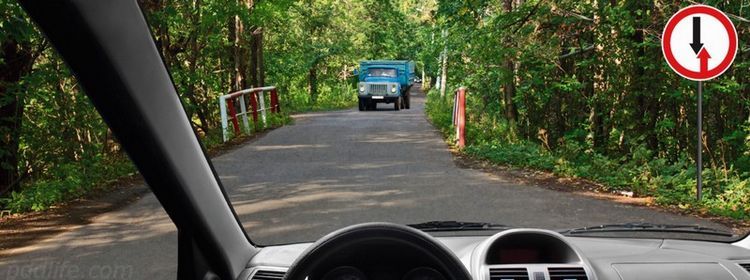 Узкий мост — движению помеха: кому ехать первым, не знали 39% на экзамене по ПДД