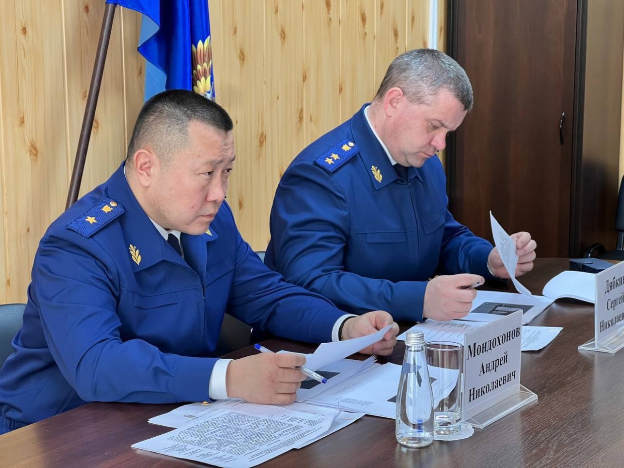 На  что жаловались жители Намского улуса начальнику управления Генпрокуратуры России Андрею Мондохонову?