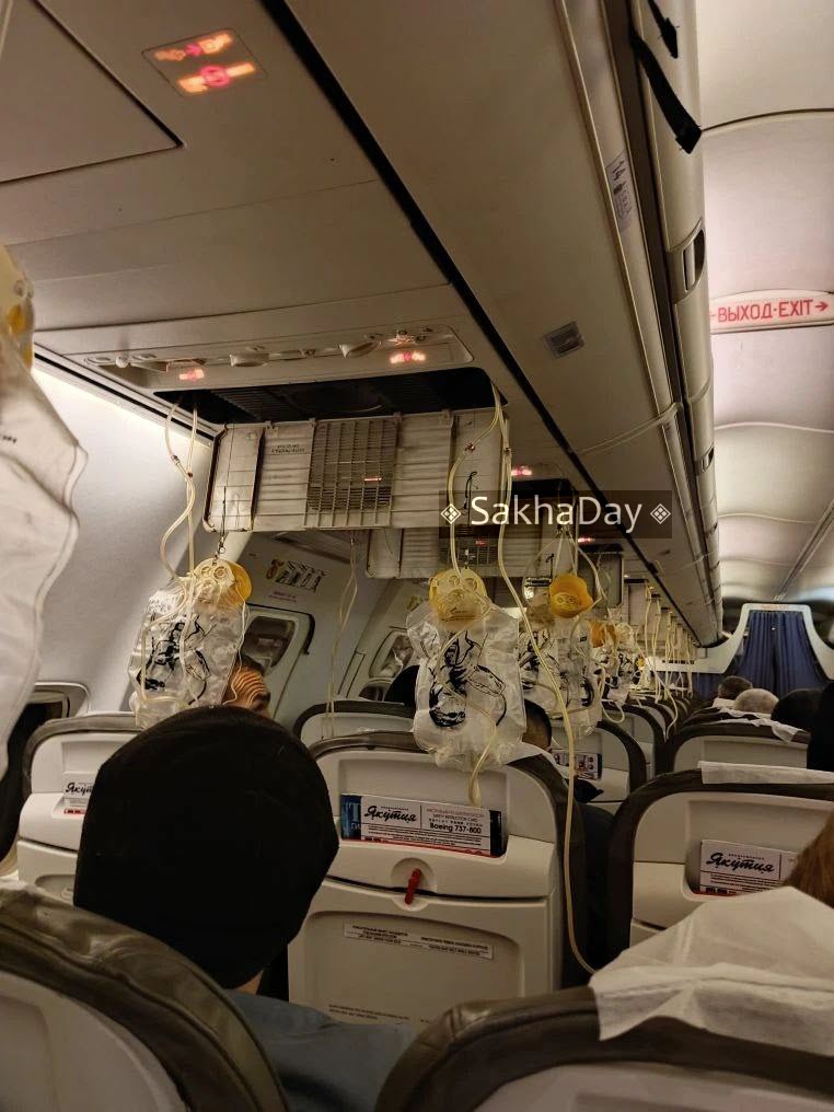 "Выпали маски и запахло гарью". Самолет АК "Якутия" совершил аварийную посадку в Красноярске