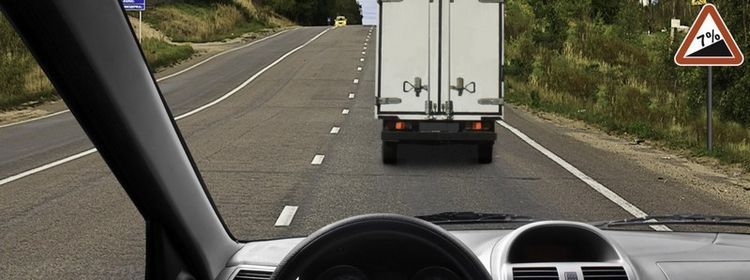 Два похожих, но принципиально разных манёвра — главное, не перепутать: на экзамене по ПДД ошибаются 65%