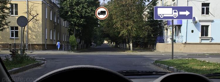 Когда знаки для грузовиков не для вас: куда ехать дальше — вопрос вызвал сомнения у 94% отвечавших на экзамене по ПДД