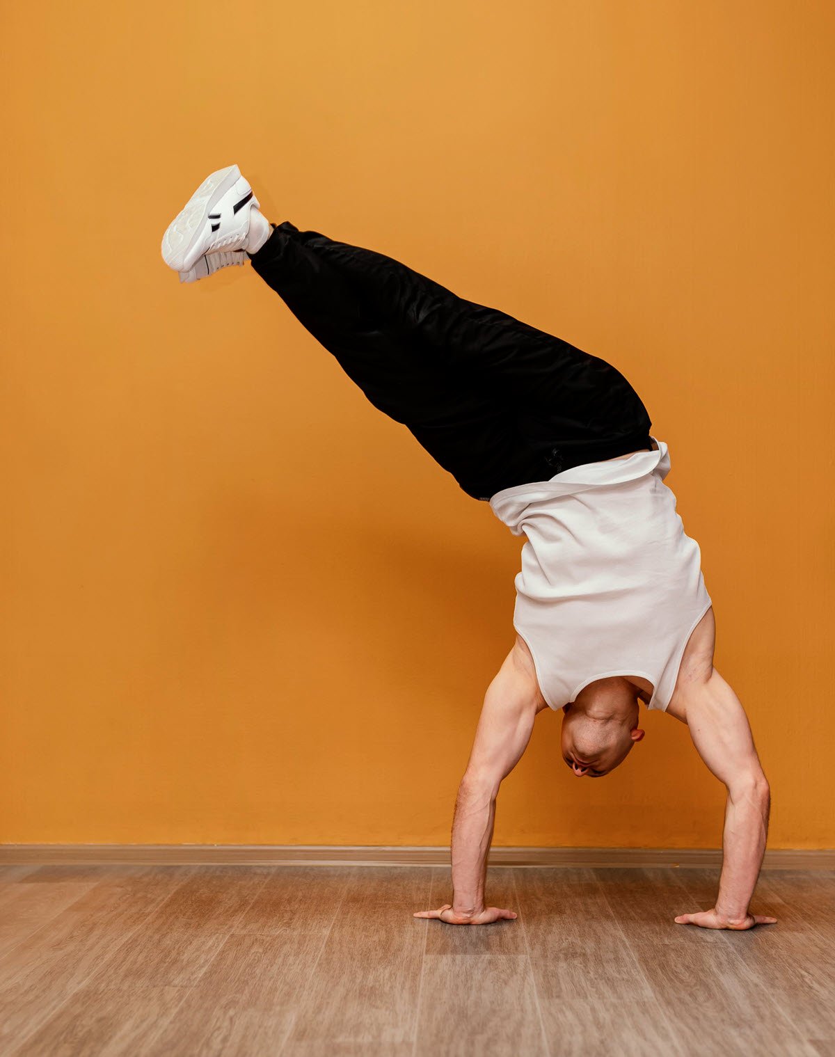 В Якутске известный танцор жил на две семьи