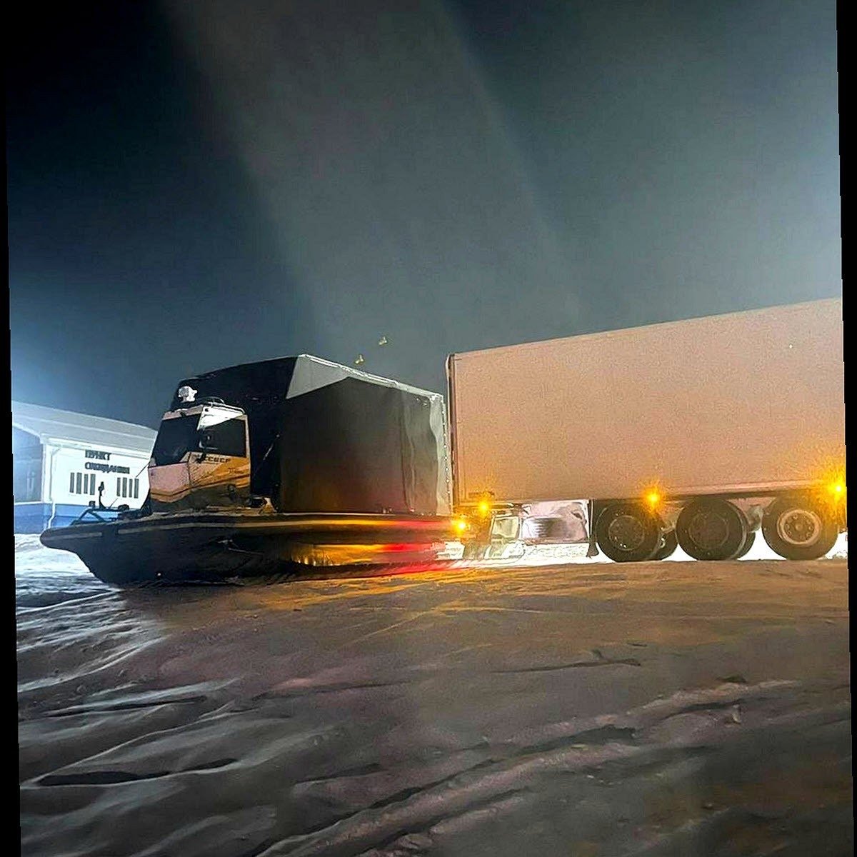 В Якутске запустили аэролодку для доставки свежих продуктов через реку Лена