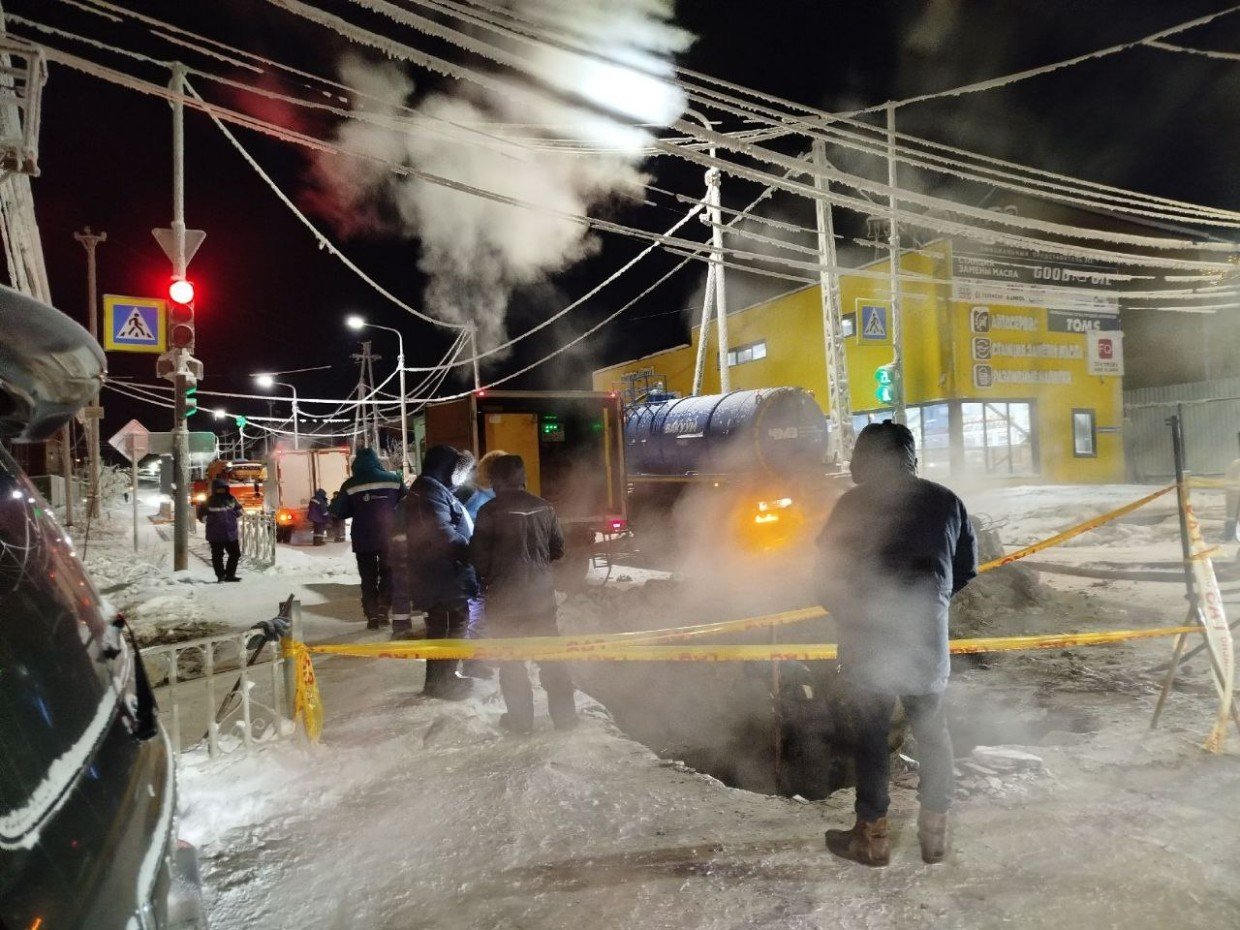 В Якутске ведутся работы по устранению аварии на ул. Чайковского