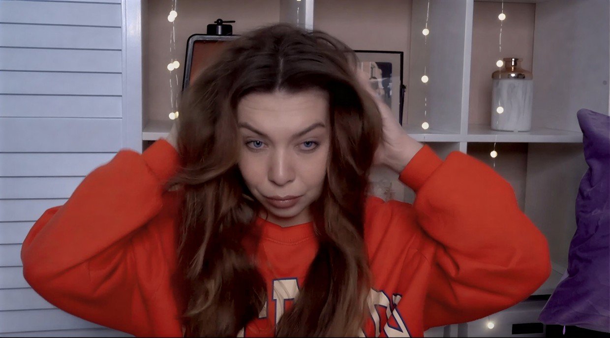 Взяла носок и накрутила кудри всем на зависть: проверила бьюти-лайфхак из Сети, который реально работает