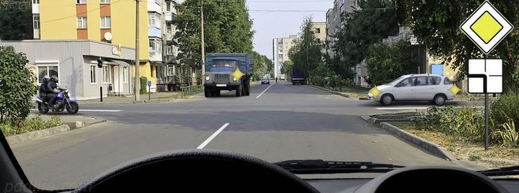 Кого главная дорога не делает главным: вопрос приоритета остаётся самым важным — 83% ошибок на экзамене по ПДД подтверждают это