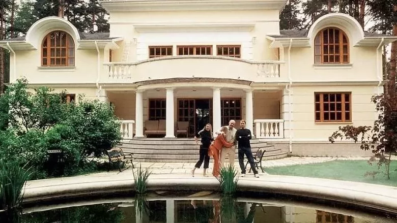 Нашего режиссера и тут, и там показывают — все про недвижимость Михалкова в России и за рубежом