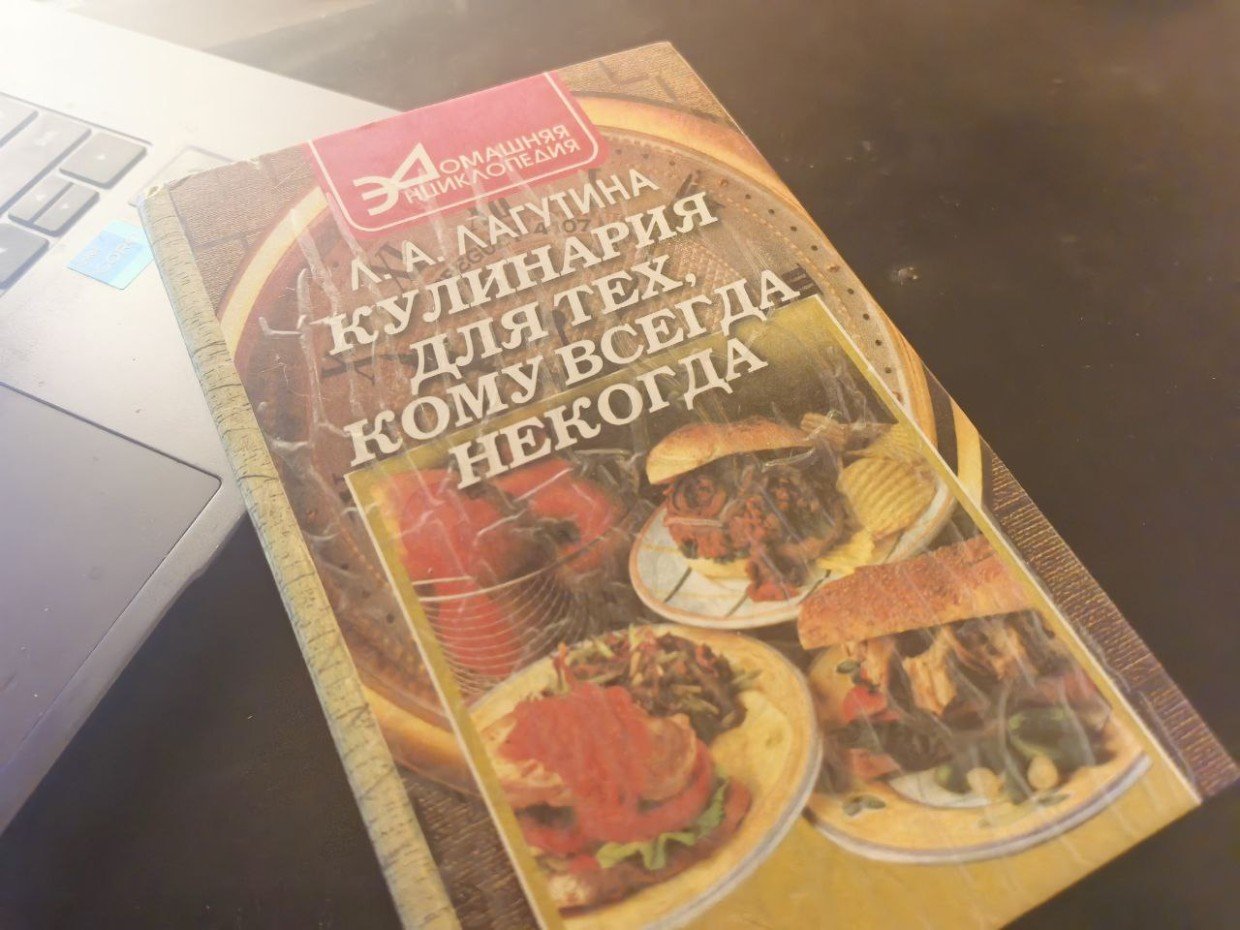 Тру на тёрке самые дешёвые крабовые палочки, и получается ресторанное блюдо — 30 минут и 97 рублей на всё