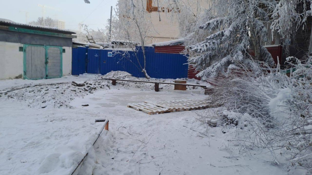 Новый год с запахом тухлых яиц. Жильцы дома в Якутске пожаловались на затяжную утечку канализации