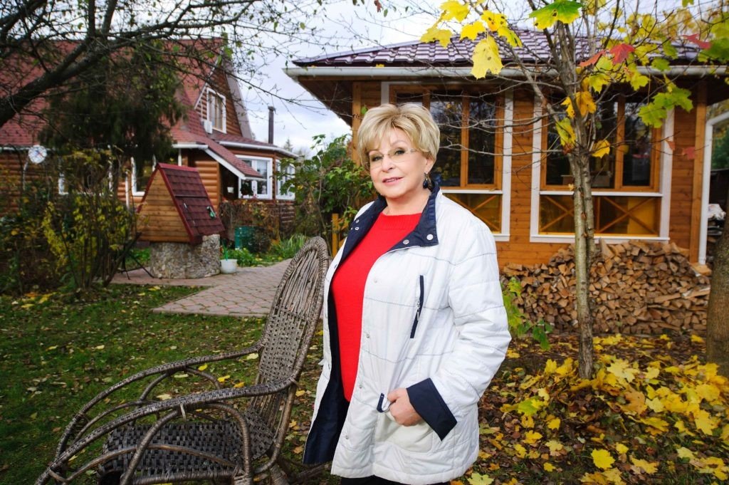 Кто-кто в теремочке живет — избушка без курьих ножек, зато с петушком на крыше, такой дом для себя выбрала Ангелина Вовк