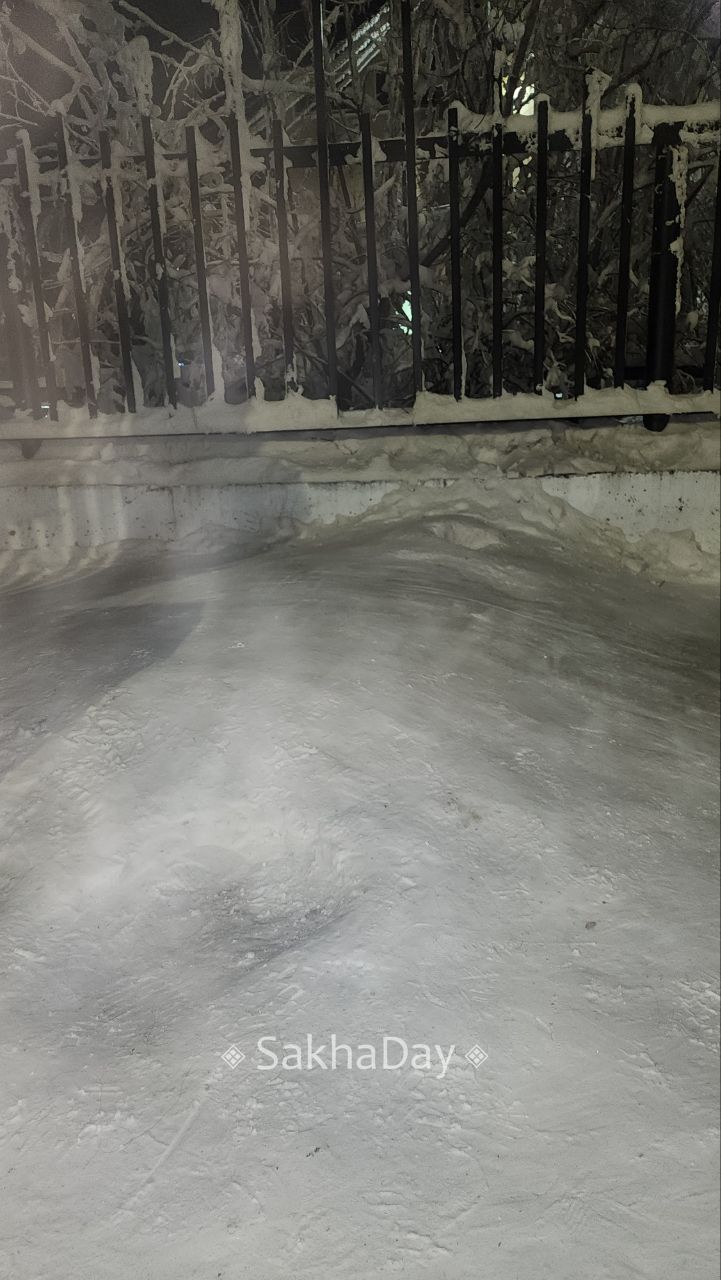 Опасная горка у остановки с ноября. В Якутске школьница получила перелом копчика