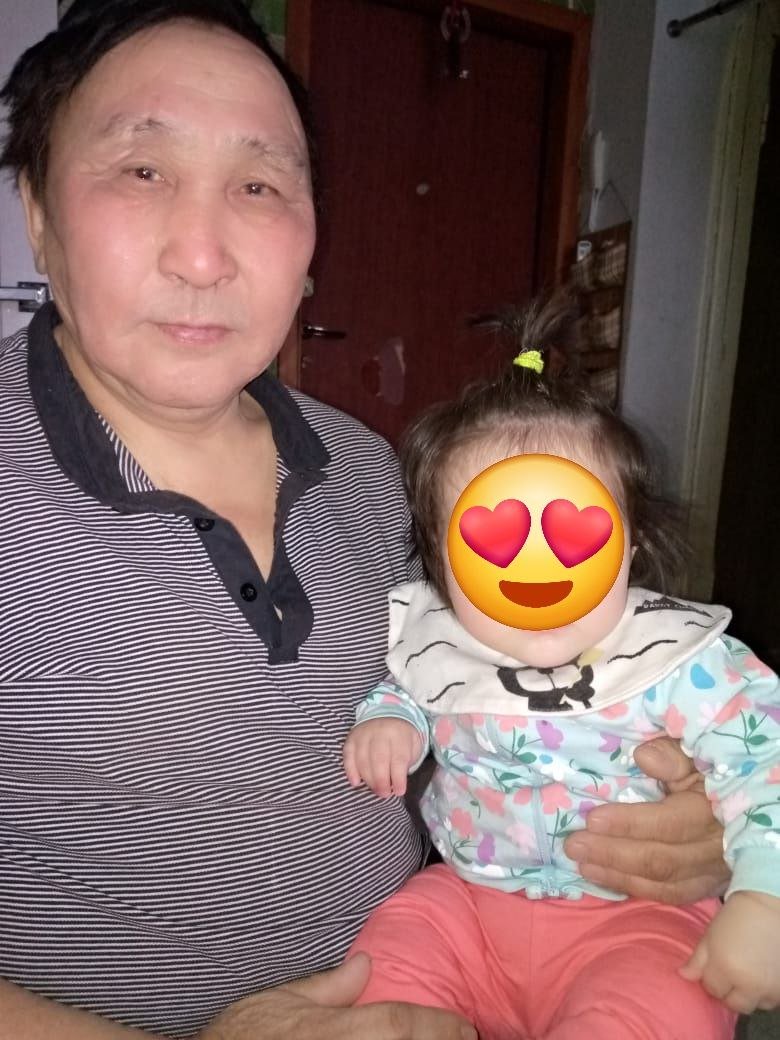 Пожилой дворник не смог сдержать слез, когда добрые люди собрали ему на подарки для внуков