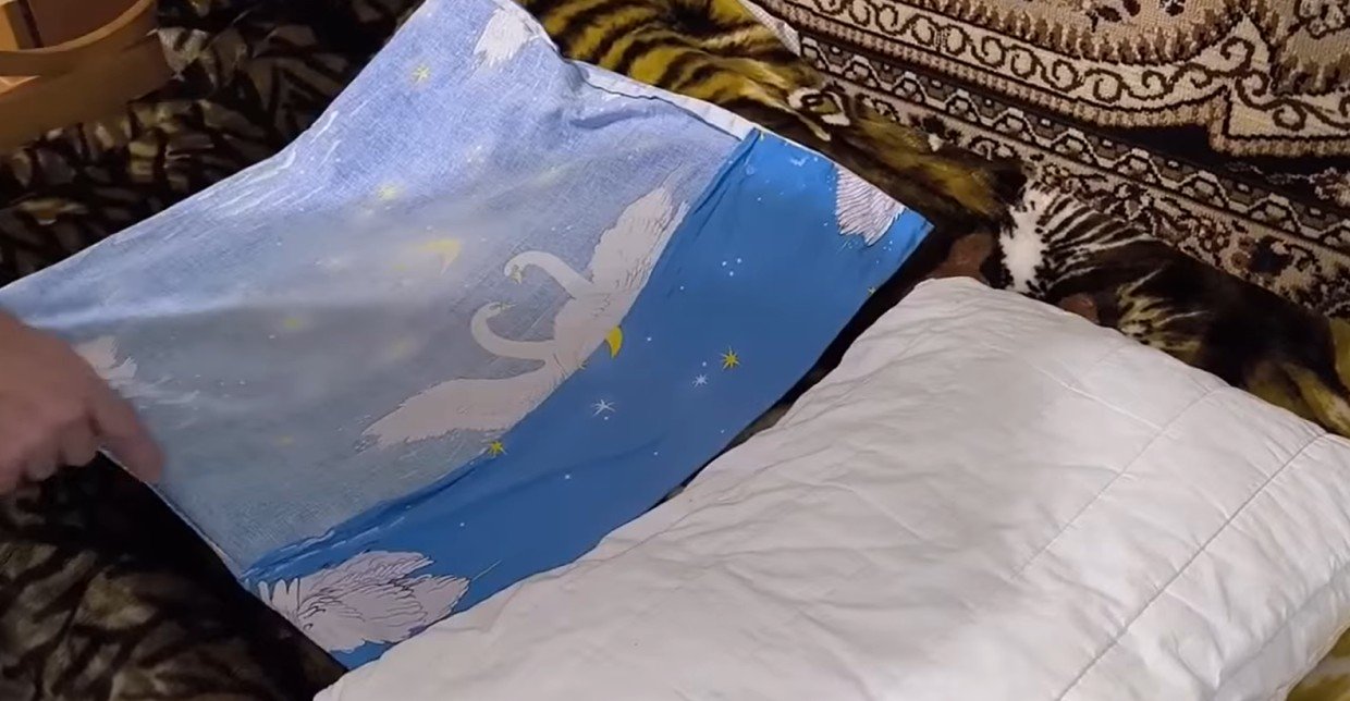 Дочка, не спеши выбрасывать старые наволочки: использую их так уже 20 лет — 3 необычных способа от прозорливой свекрови