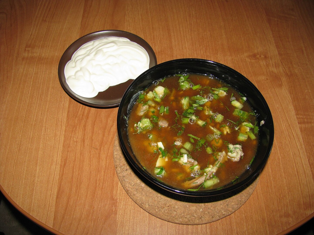 Все ненавидят окрошку — русская загадка для всего мира: почему холодный суп на квасе так всех поражает