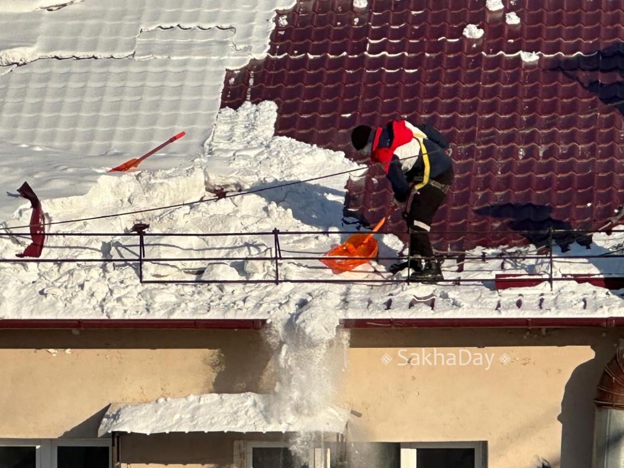 Трудовая инспекция Якутии напоминает о мерах безопасности при очистке снега с крыш зданий