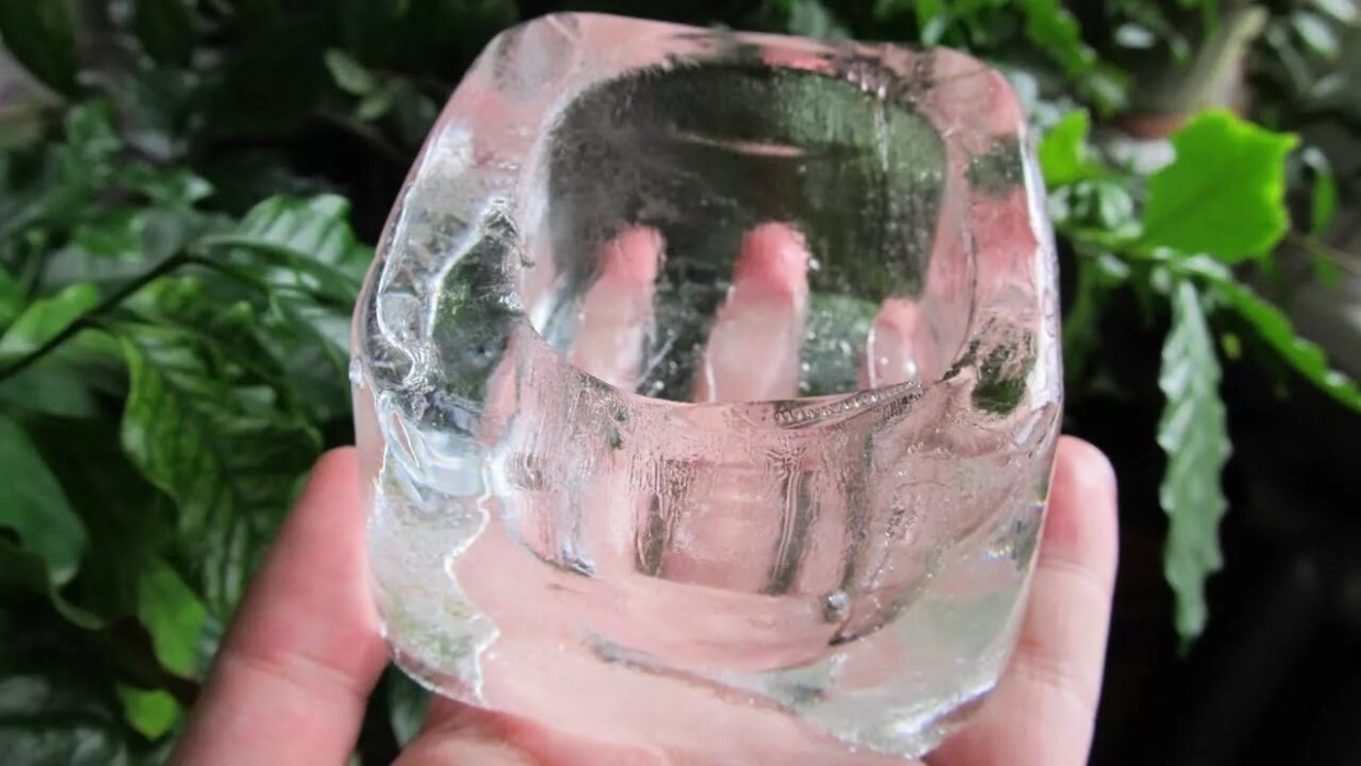 Не бессмыслица, а древняя традиция: зачем на севере оставляют воду на морозе — всё дело в физике