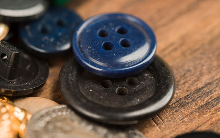 От военной дисциплины до джентльменского стиля: зачем на рукава пиджака пришивали пуговицы — декор или удобство