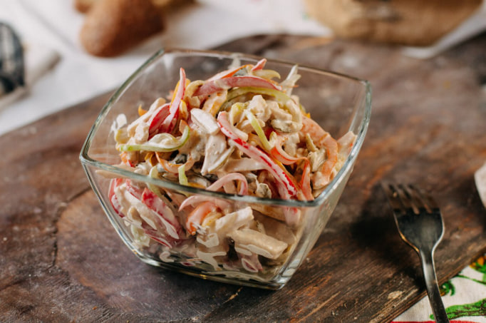 Нежный, сочный, сытный: так крабовый салат вы ещё не готовили — с курочкой и капустой