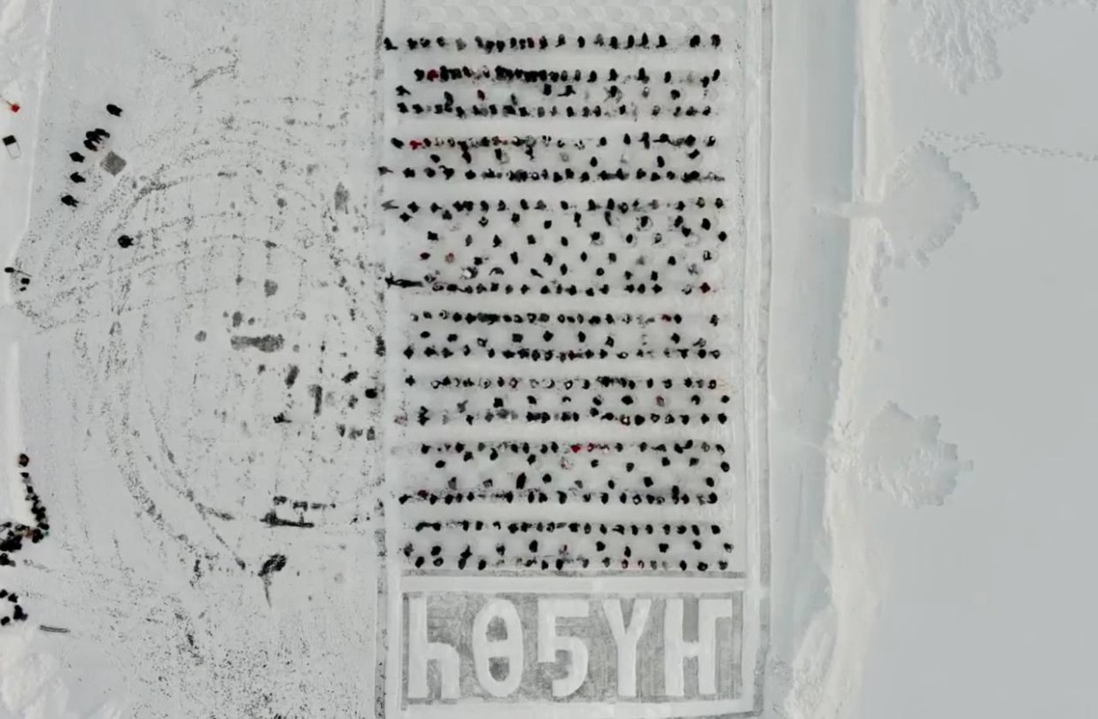 Фотофакт: 700 жителей Чурапчинского района выстроились в слово «ҺӨҔҮҤ»