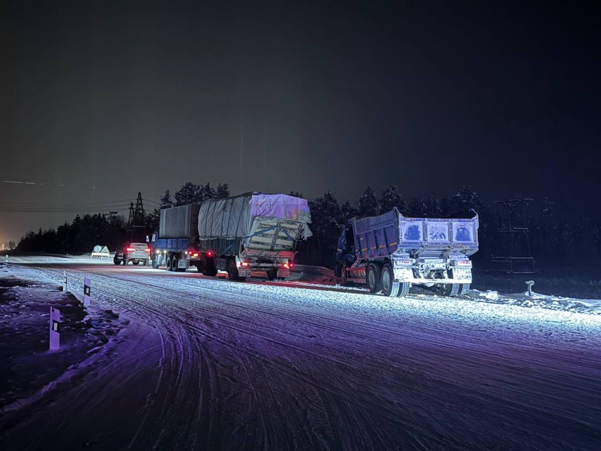 В Якутии водитель пострадал в ДТП с двумя «КамАЗами»