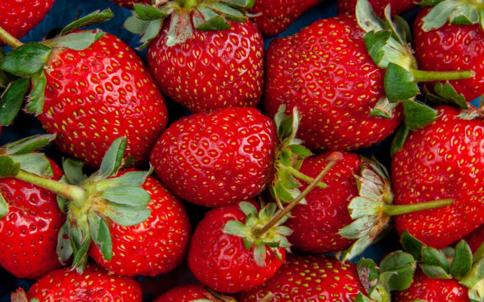 Секрет роста и сочности: чудо-коктейль поможет клубнике преобразиться — вы о таком и не знали