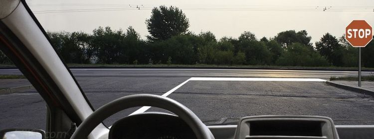 Красный восьмиугольник не обсуждается, STOP — всегда полная остановка, но вопрос-то не в этом: 43% не смогли понять, в чем дело, на экзамене по ПДД