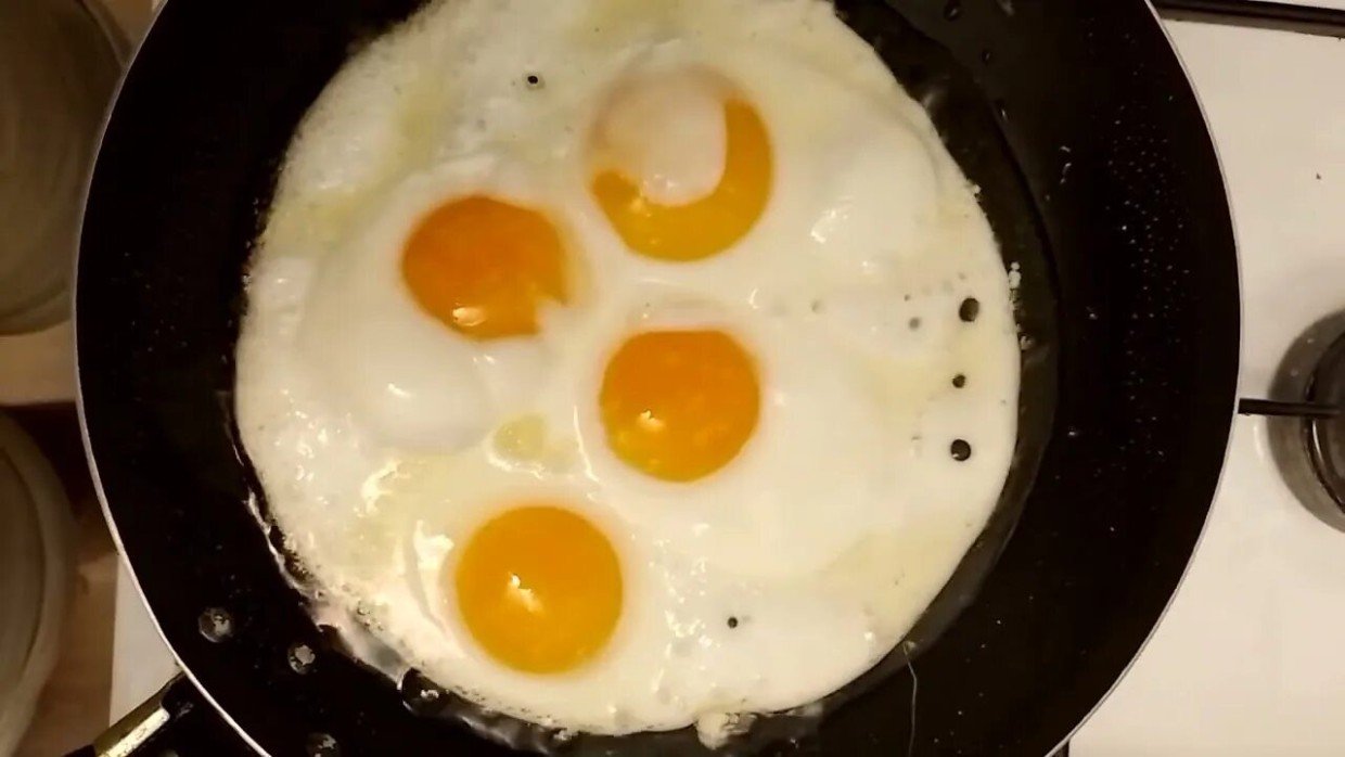 Главная ошибка всех хозяек: яйца нельзя жарить холодными — это сильно влияет на блюдо