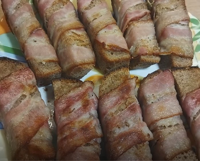 Гости съедают за минуту: золотистые гренки с чесноком и беконом из обычного чёрствого хлеба