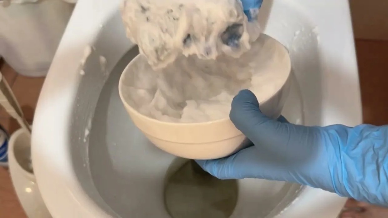 Забудьте про ёршик: засыпаю пачку соды и 30 г лимонки на ночь, чтобы унитаз утром блестел как новый