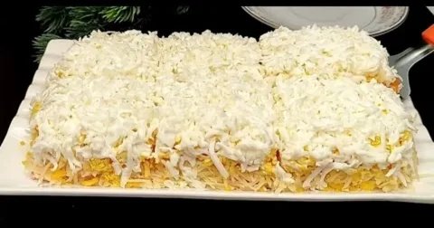 Нежнее «Мимозы», дешевле «Оливье»: готовлю слоёный салат из куриной печени, который съедают первым