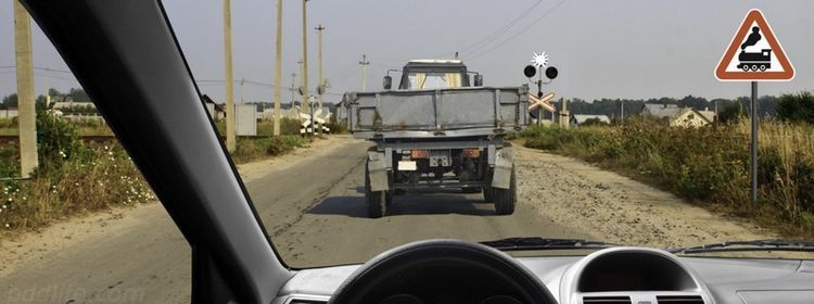 Медленный трактор на переезде: где заканчивается терпение и начинается нарушение? Экзамен по ПДД не любит спешку — этого не знали 35%