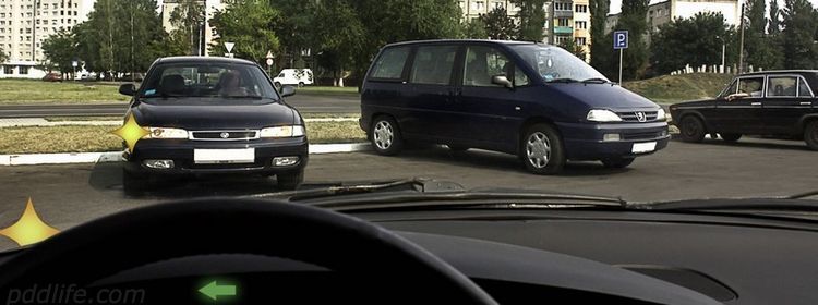 Правила или анархия на парковке: кто поедет первым, вы или сосед справа — на экзамене по ПДД «не разъехались» 79%