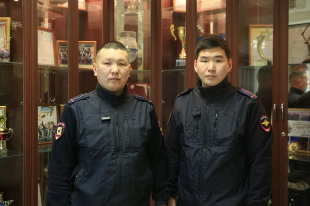 В Якутске полицейские спасли из горящего дома мужчину с ограниченными возможностями здоровья