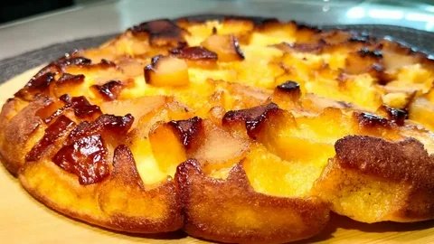 Духовка больше не нужна: яблочный пирог «как у мамы» прямо на сковороде за 30 минут