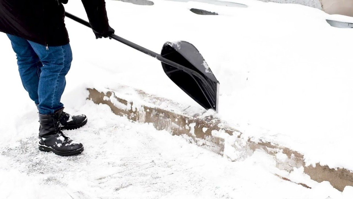 Берегитесь снега: как зимние хлопоты могут убить здоровье — и при чём тут лопаты