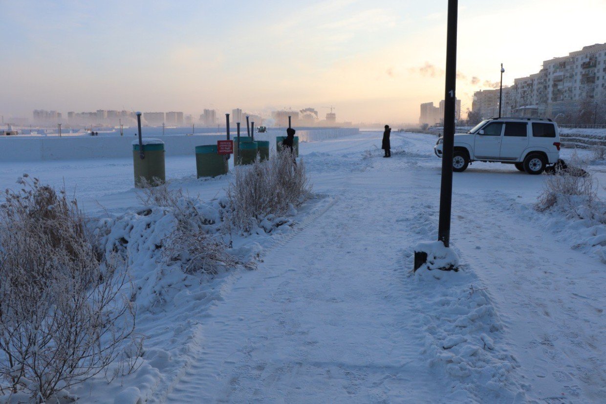 Священное озеро или площадка для шоу? В соцсетях спорят о ледовом парке на озере Сайсары