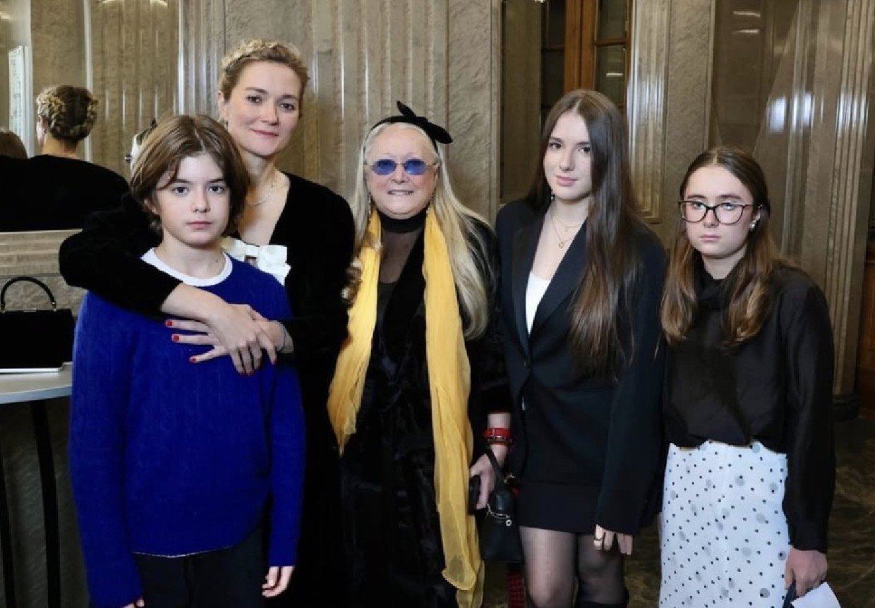 Вся семья в сборе: Татьяна Михалкова поделилась с фанатами фотографиями с детьми и внуками