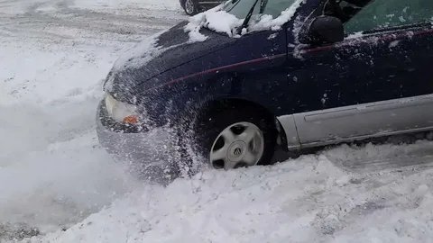 Кнопка спасения: как правильно пользоваться блокировкой дифференциала, чтобы не «порвать» трансмиссию в февральской каше