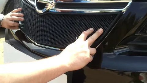 Скрытая угроза: почему автозаводы не ставят сетку на радиатор и чем опасен этот «доп» от дилера