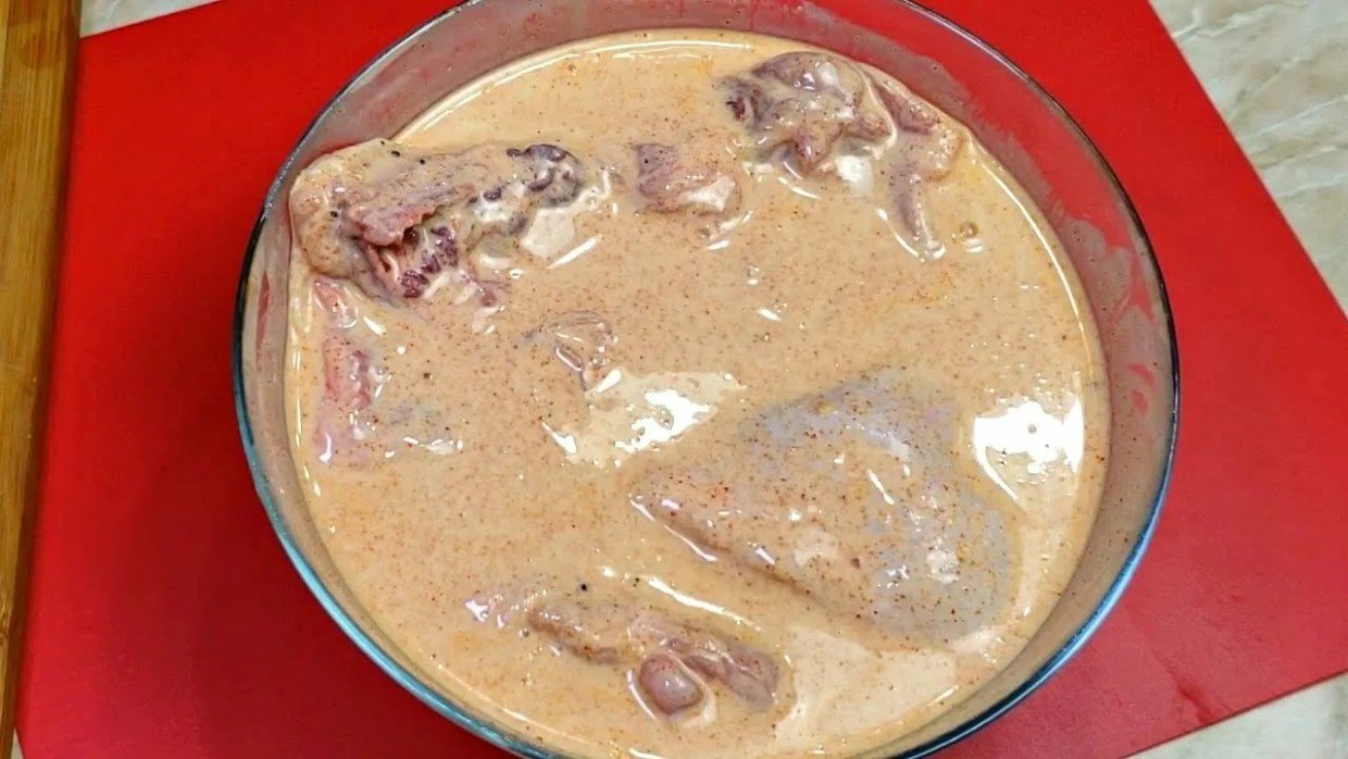 Нежнее не бывает: почему Юлия Высоцкая маринует курицу именно в кефире (секрет сочного ужина за 5 минут подготовки)