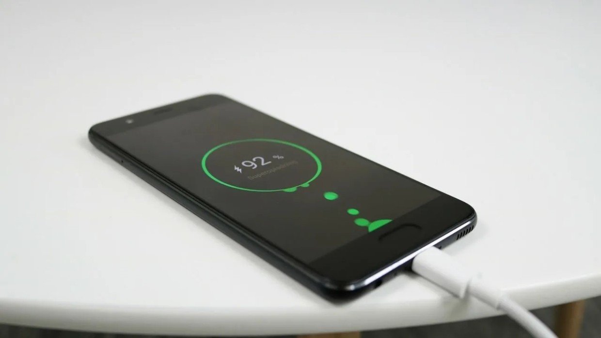 Убиваете смартфон за год: 4 привычки, из-за которых аккумулятор вашего телефона теряет ёмкость в два раза быстрее